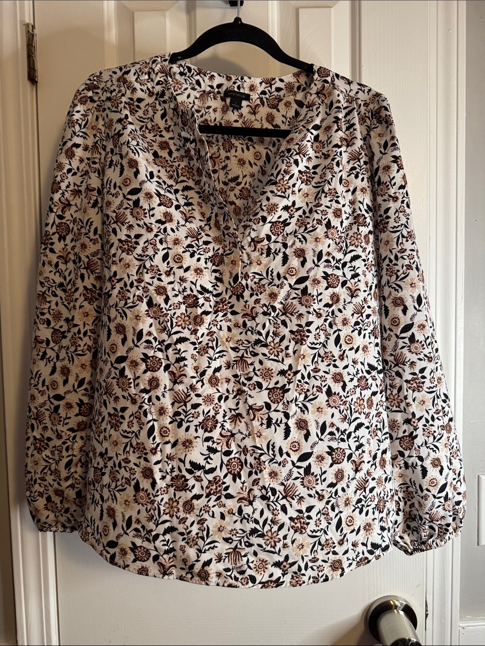 Ann Taylor White Floral V-Neck Blouse with Brown & Black Print (23)